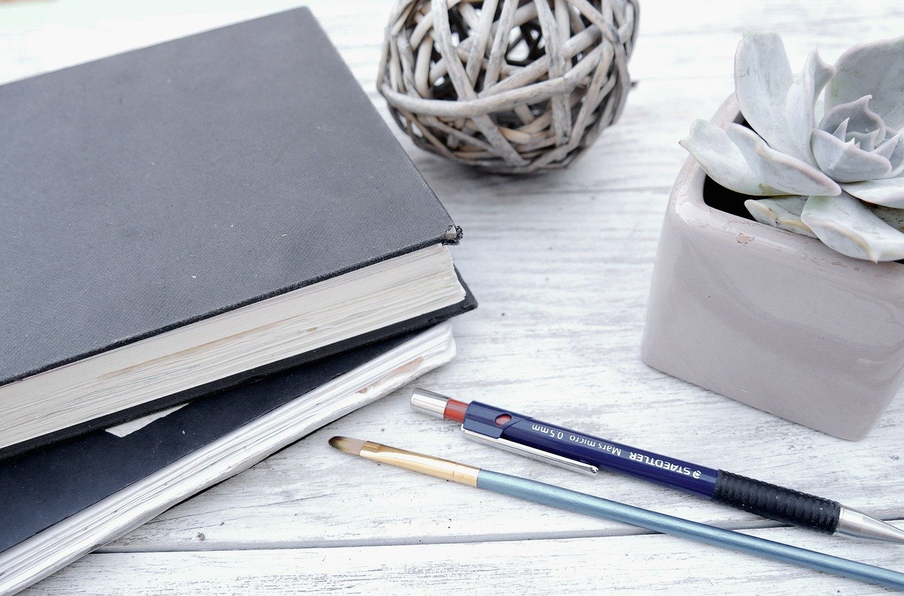 Gold vs Real Estate: Which Asset Should You Choose in 2025?