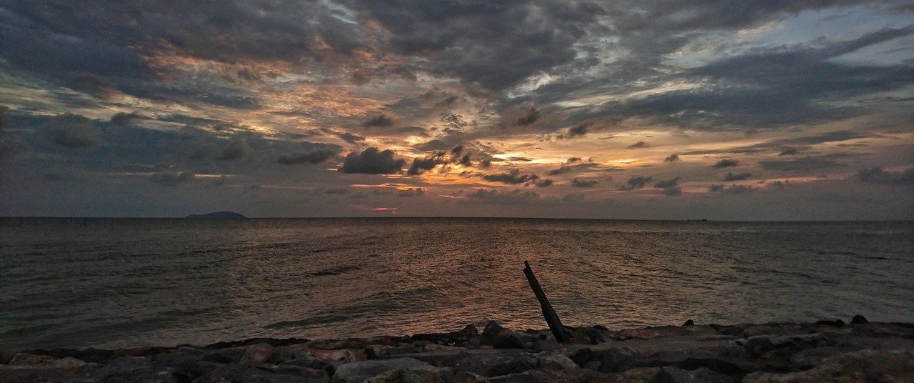 Comparing Risk and Return Profiles of Malaysian Government and Corporate Bonds