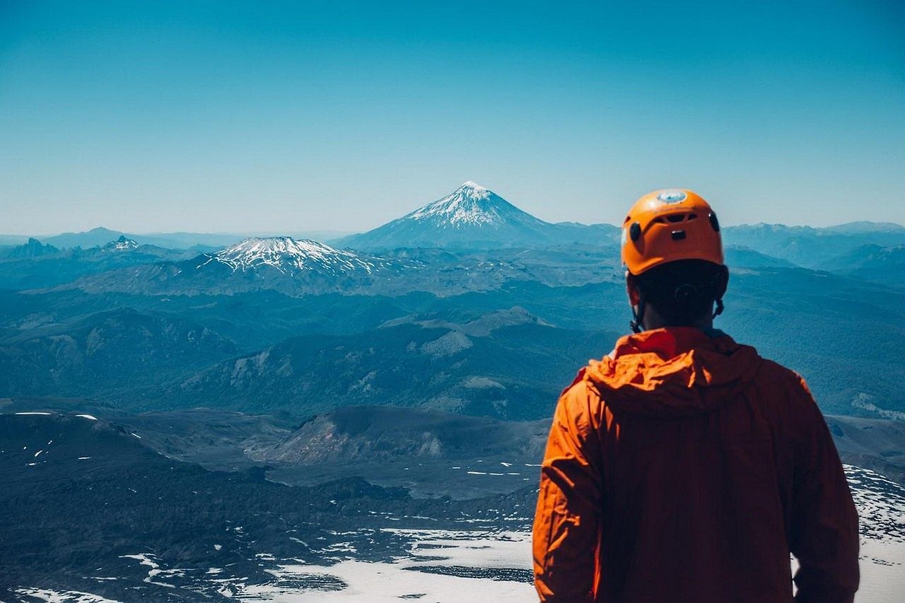 Mexicans and Canadian tourists in Puerto Vallarta gingerly navigate the ruins left by a cartel war